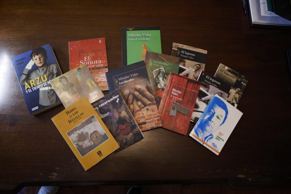 Entre sus obras más reconocidas se encuentran "Las murallas", "El tercer patio" y "Babel o las batallas", publicadas en varios países de la región.