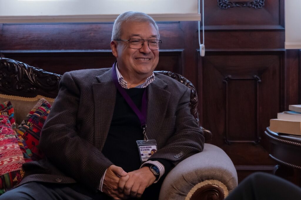 El maestro Méndez comenta que, junto a sus cinco hijas, comparte el gusto por la lectura. Aseguró que hacer literatura es una actividad que se elige por vocación, no por destino.