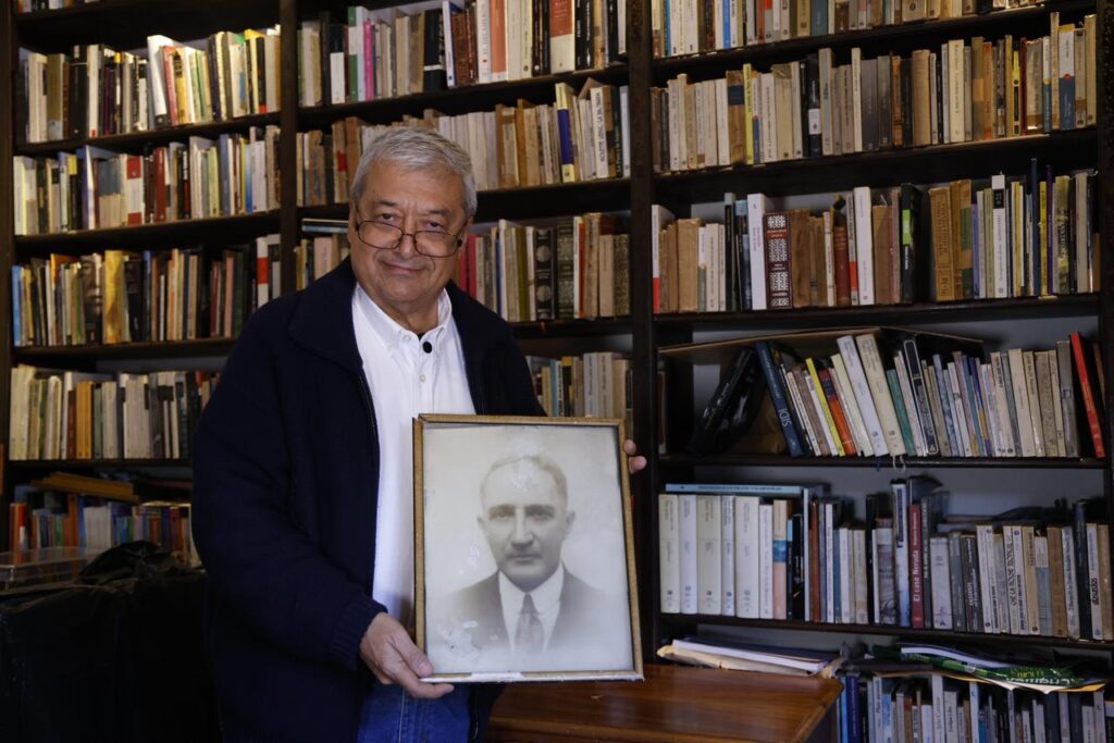 La biblioteca de su abuelo, Adolfo Méndez, por quien lleva el nombre, fue uno de los primeros espacios de formación intelectual del escritor guatemalteco.