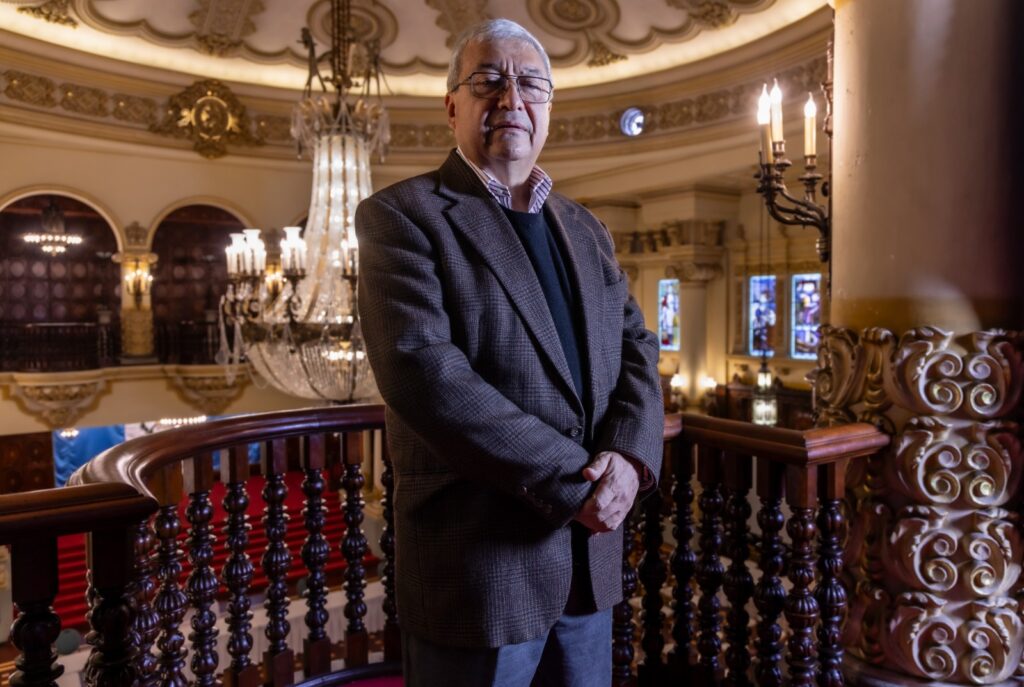 Además de su labor como escritor, Méndez ha mantenido una activa participación en medios de comunicación y redes sociales promoviendo la lectura.