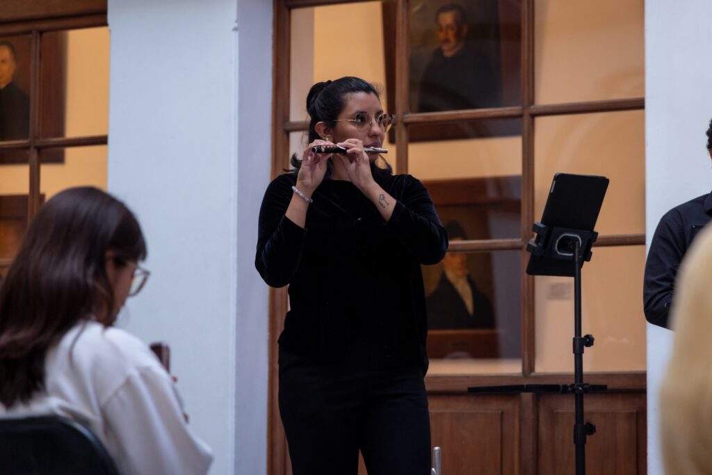 La composición nacional se apreció con la interpretación: "Nos enamoramos en abril" de Marco Barrios.