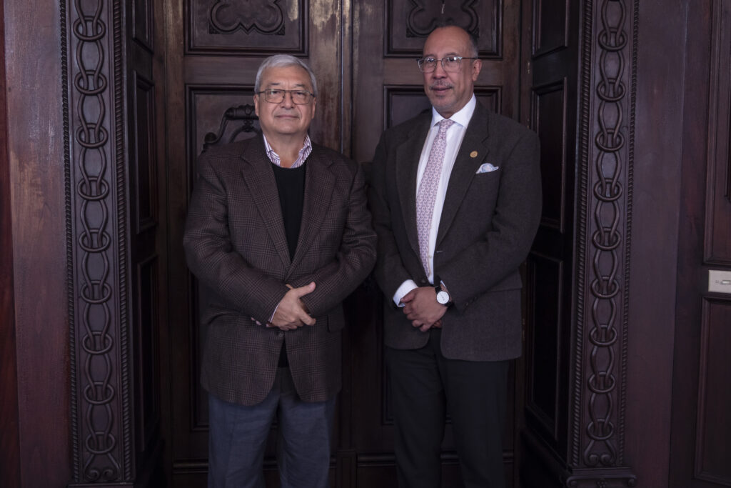 El viceministro de Cultura, Rodrigo Carrillo, fue quien comunicó oficialmente a Adolfo Méndez la decisión de otorgarle el Premio Nacional de Literatura “Miguel Ángel Asturias” 2025.