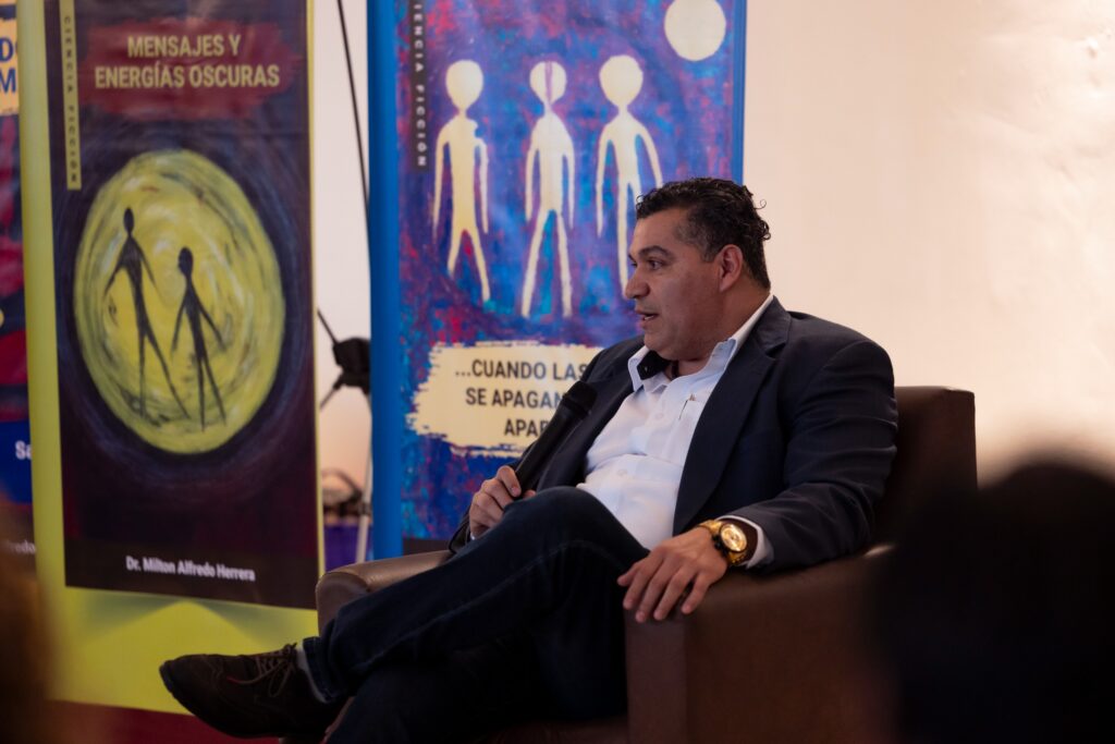 Dr. Milton Herrera autor de la novela Cuando las luces se apagan.