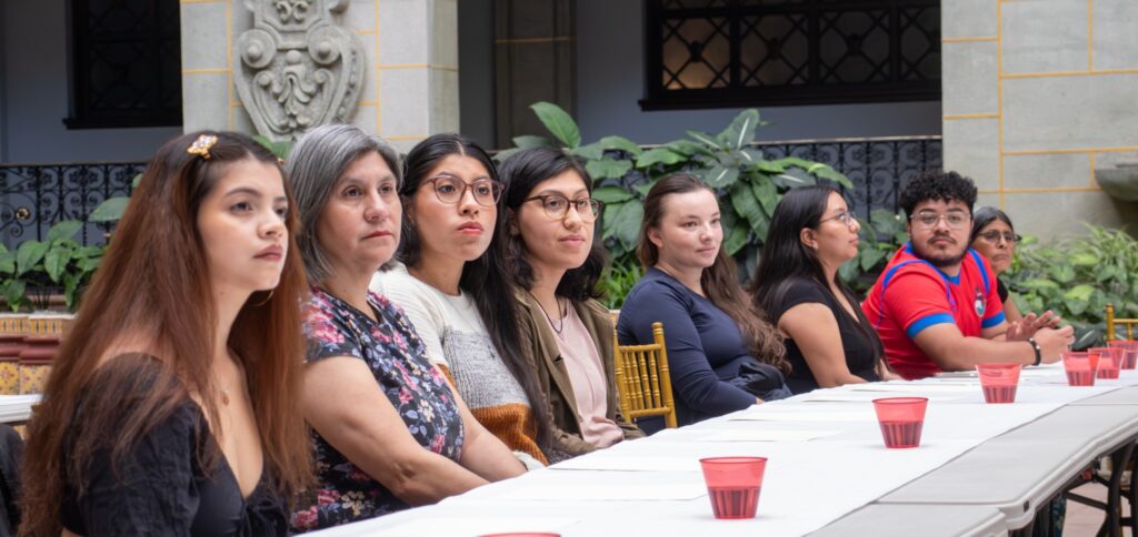 Guatemaltecos y guatemaltecas aprovecharon el Día del Cariño para explorar su creatividad en el Palacio Nacional de la Cultura.