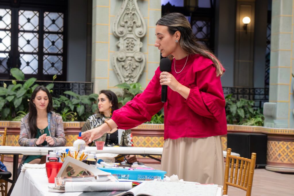 "Donde te rompiste, ahí puede salir luz": La filosofía del collage enseñada por Pérez resalta la belleza de la imperfección y el papel rasgado.