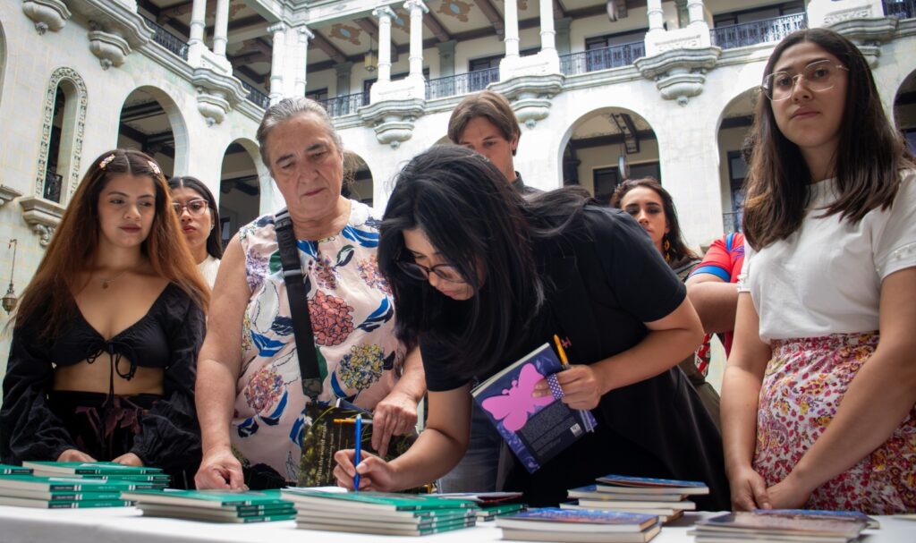 Si deseas conocer más sobre este tipo de cursos puedes escribir al siguiente correo electrónico: cperezcreations@gmail.com.