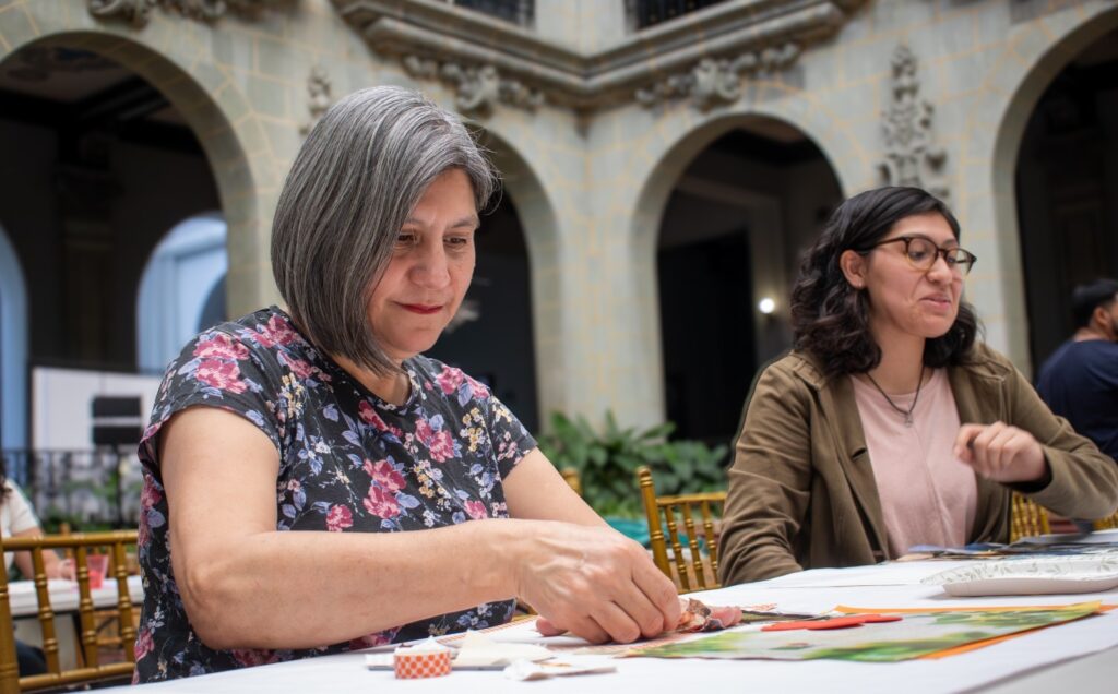 La técnica del collage fue elegida para soltar el perfeccionismo y disfrutar el proceso de crear.