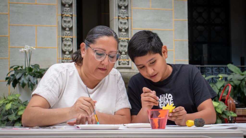 "El arte es una fuente de autoconocimiento", destacó la artista, quien busca que sus alumnos encuentren su propia voz y estilo.