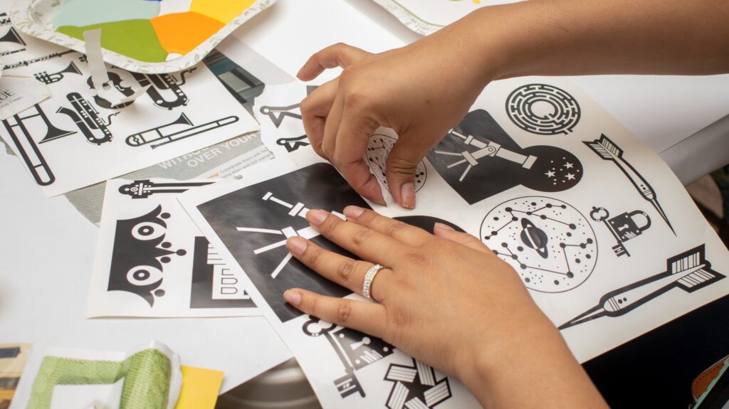 Materiales simples transformados en obras complejas: la magia de resignificar imágenes preexistentes para contar una nueva historia.