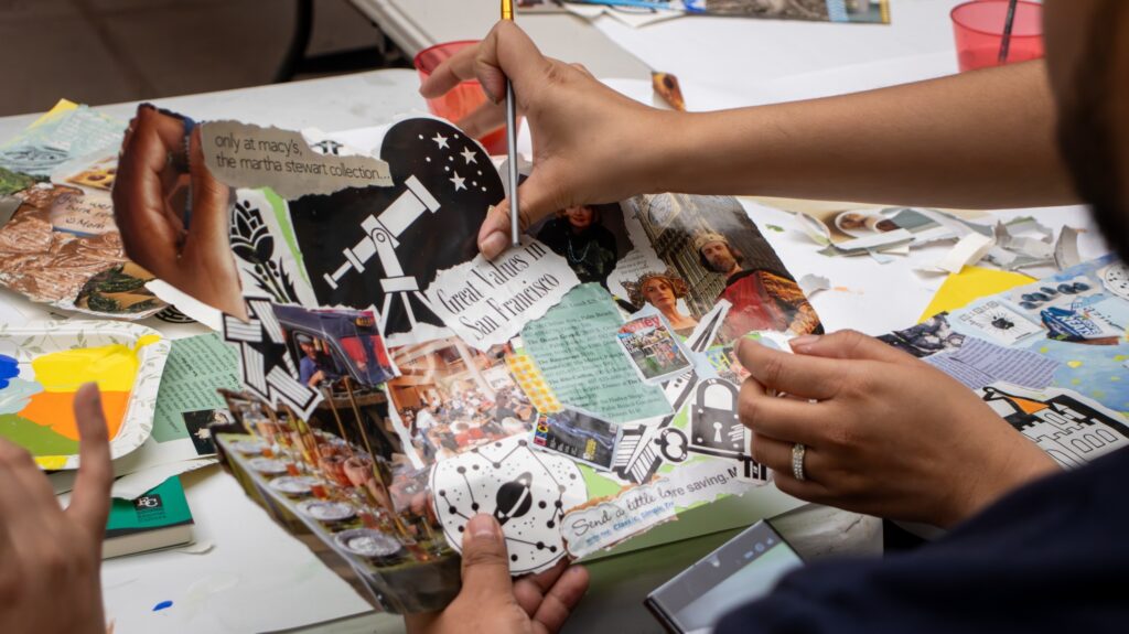 Revistas viejas y recortes cobraron nueva vida en manos de los asistentes, quienes transformaron materiales simples en piezas de arte únicas llenas de significado personal.