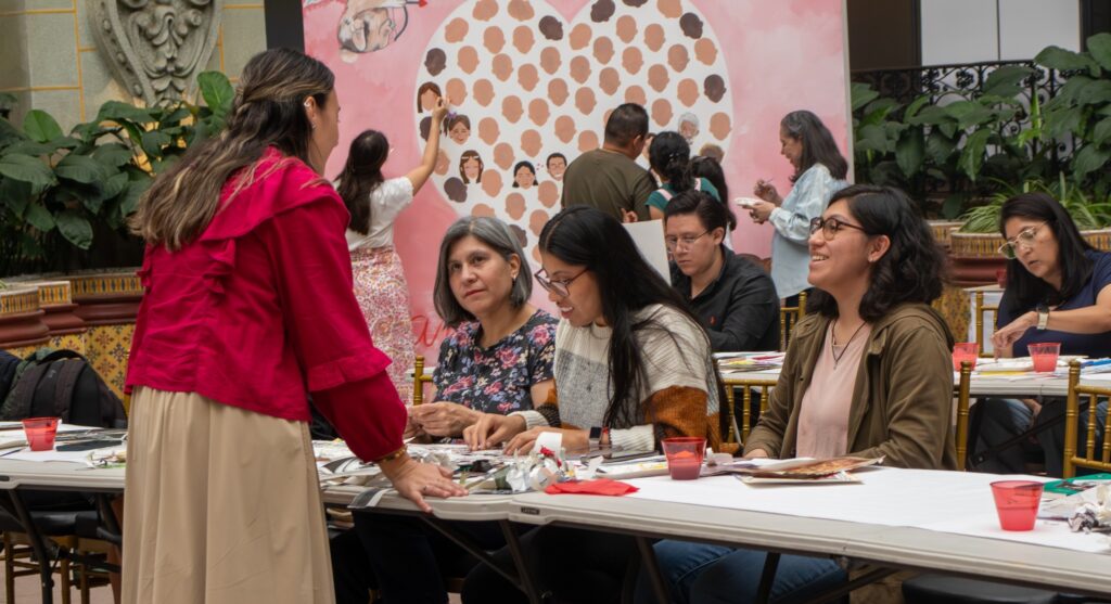 Pérez fomenta en sus estudiantes el estudio de artistas guatemaltecos, visitando museos y galerías para valorar el talento local.