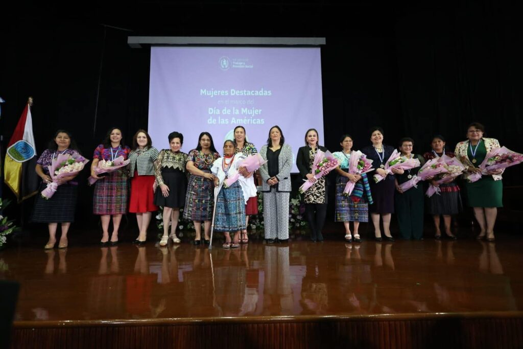 Reconocimiento a la licenciada Deldda Dioselina Hidalgo Ramírez de Fuentes.