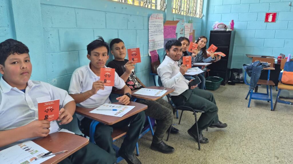 Estudiantes del Instituto de Telesecundaria Barrio El Porvenir Potán.