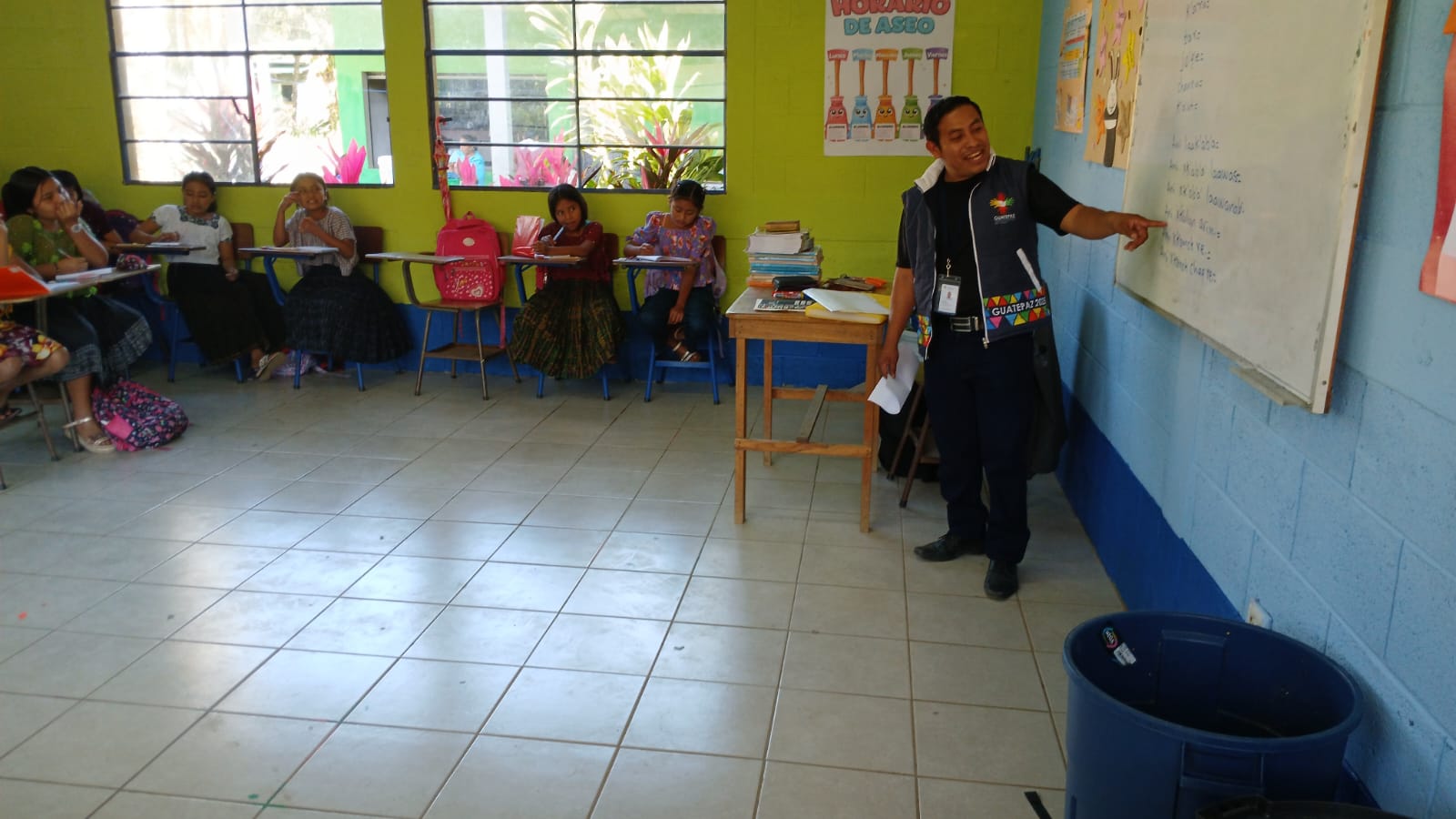 Lengua materna fue parte de la clase magistral a estudiantes en Livinsgton, Izabal.