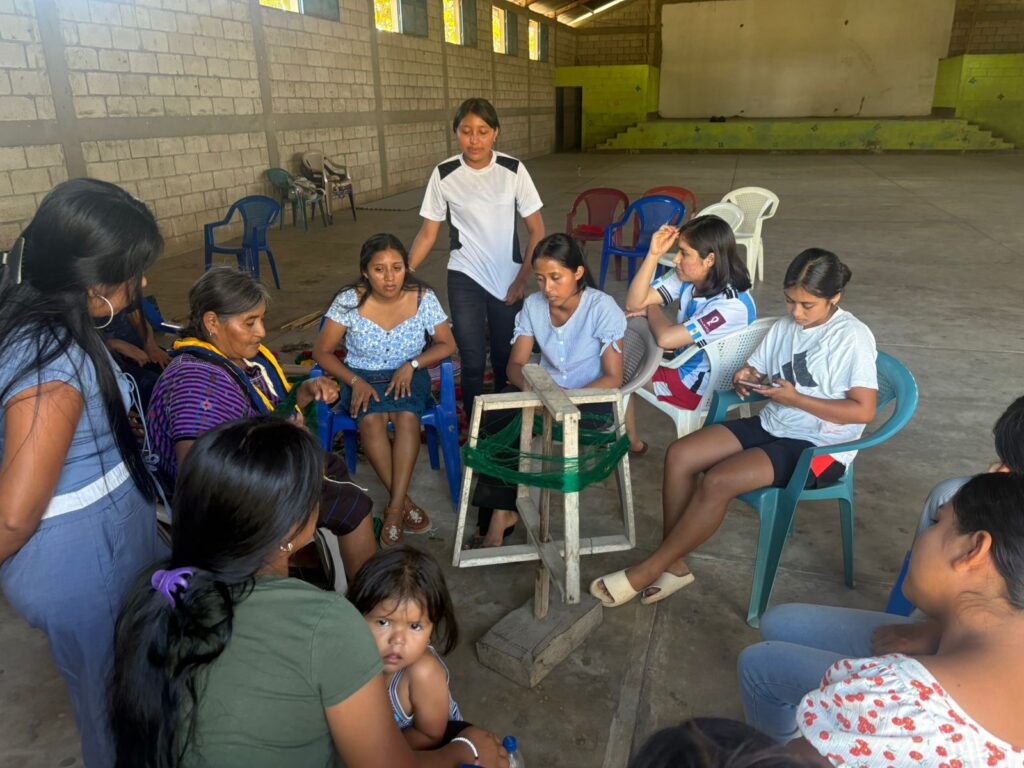 Un grupo de mujeres atiende al inicio de los talleres en la Casa de Desarrollo Cultural de Ixcán, Quiché..